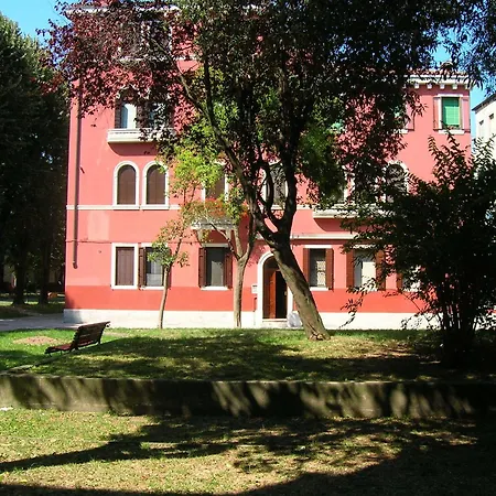 Bed & Breakfast Biennale