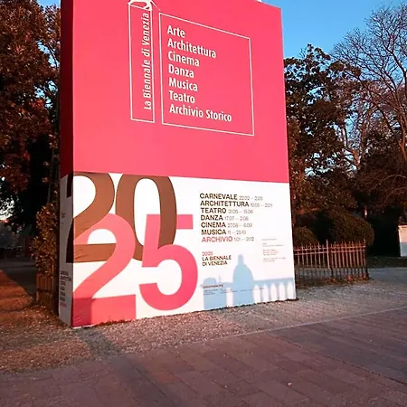 לינה וארוחת בוקר Biennale 4*