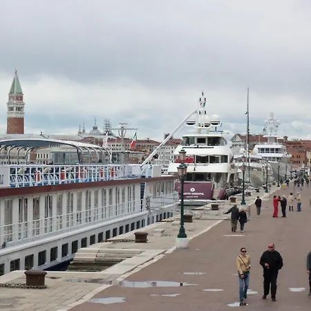 Bed & Breakfast Biennale Venice